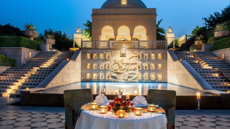 India-Agra-Hotels-The-Oberoi-Amarvilas-Diner-Buiten-1