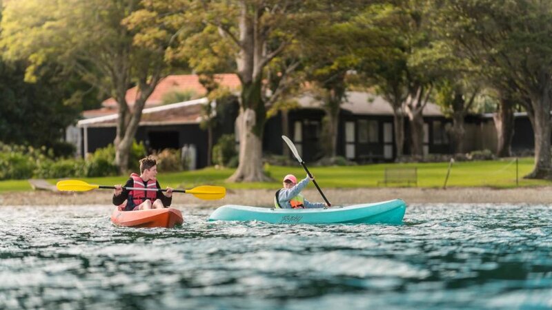 Nieuw-Zeeland-Marlborough-Hotels-Furneaux Lodge-kajak