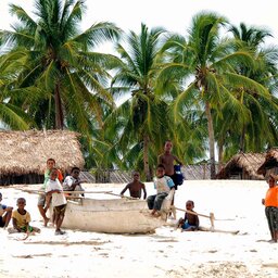 Madagaskar-Anjajavy-hotel-Le Lodge-village kids