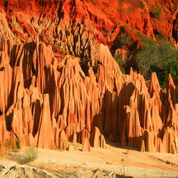 Madagaskar-rode-tsingy-shutterstock_757459885