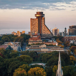 Oost-Canada-Québec-Hotel-Le-Concorde-Québec-gebouw