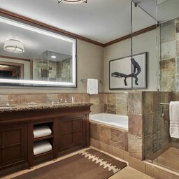 West-Canada-Whistler-Four-Seasons-Resort-badkamer